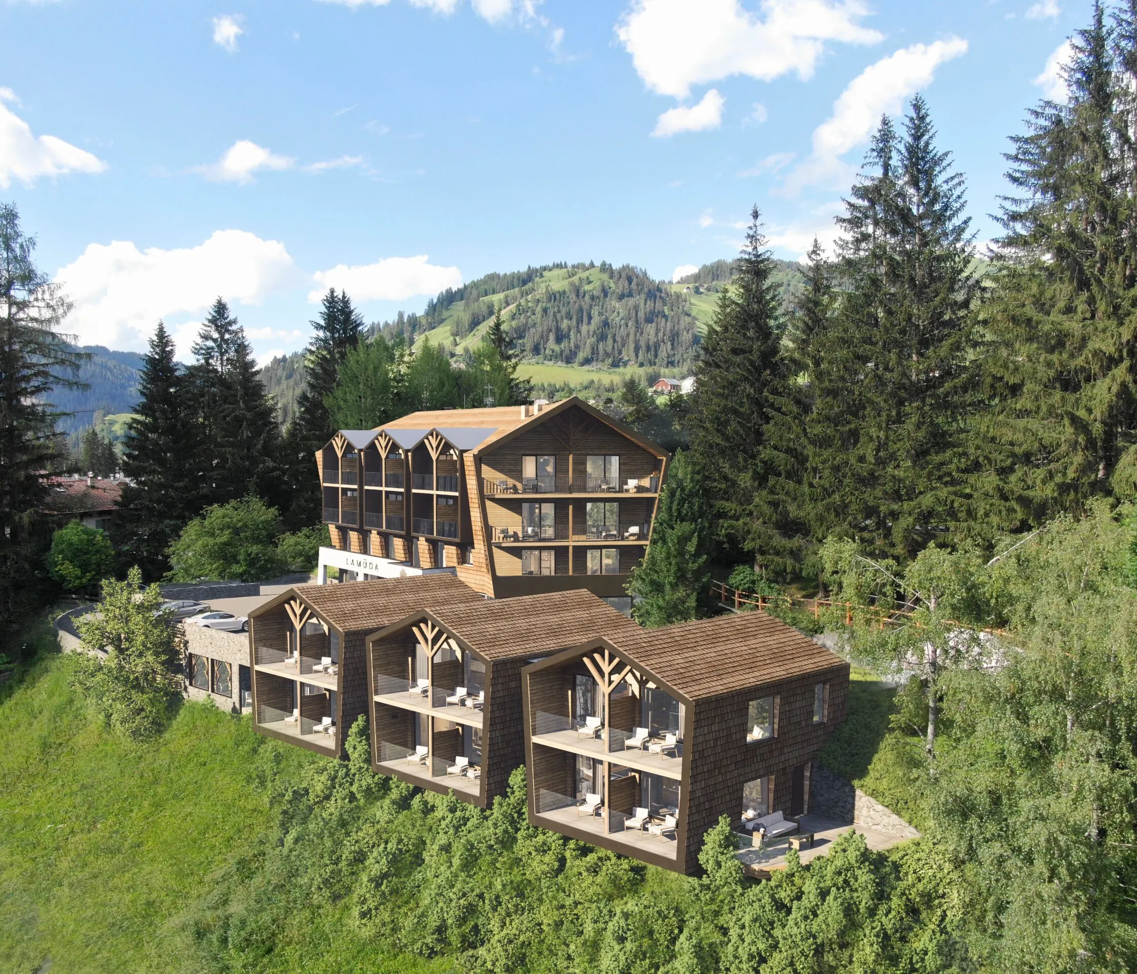 Moderne Hotelanlage in den Bergen von Alta Badia, Dolomiten, umgeben von grünen Wäldern und Hügeln bei sonnigem Himmel.