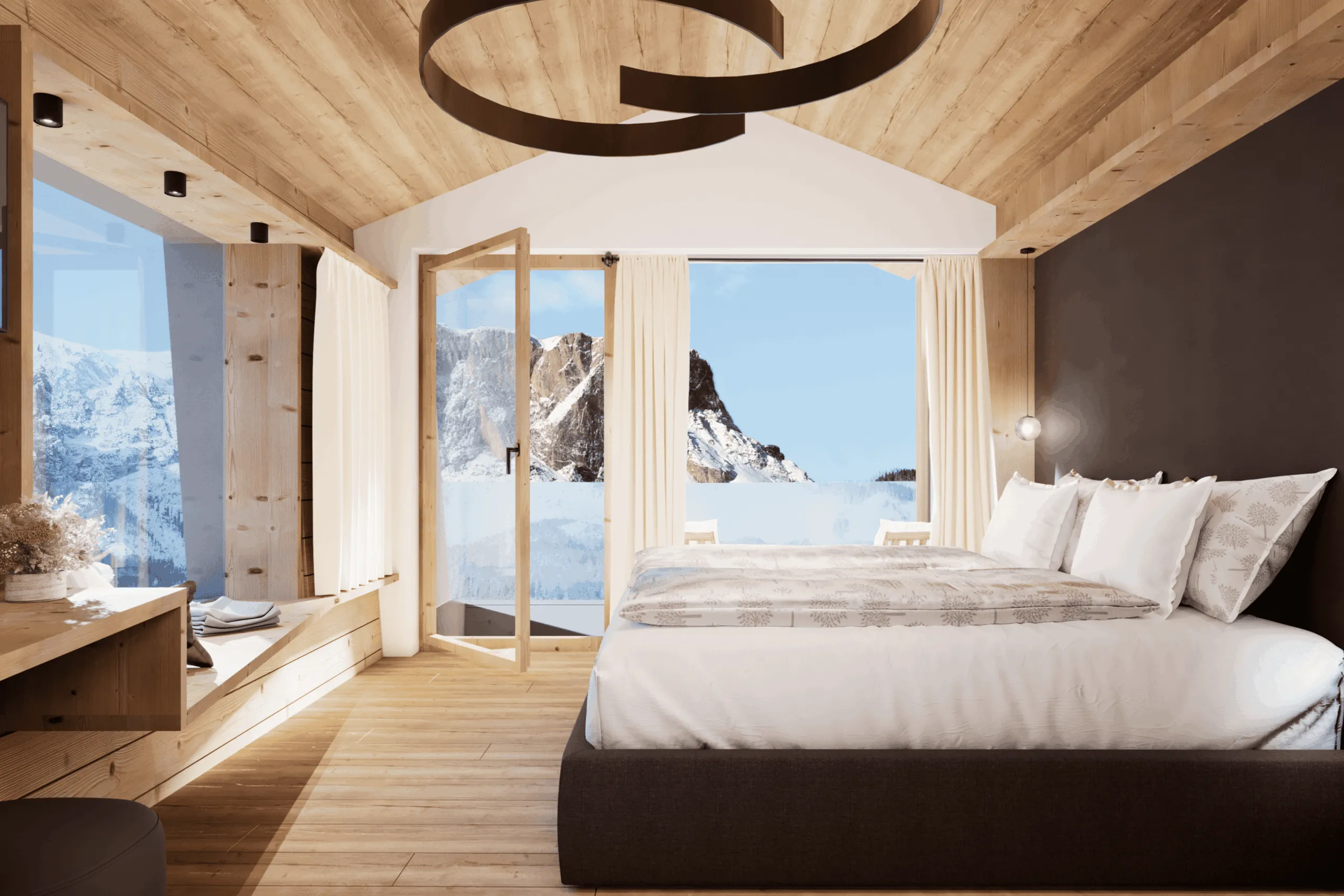 Gemütliches Hotelzimmer in Alta Badia mit Blick auf verschneite Berge, Holzdekoration und große Fenster mit weißen Vorhängen.