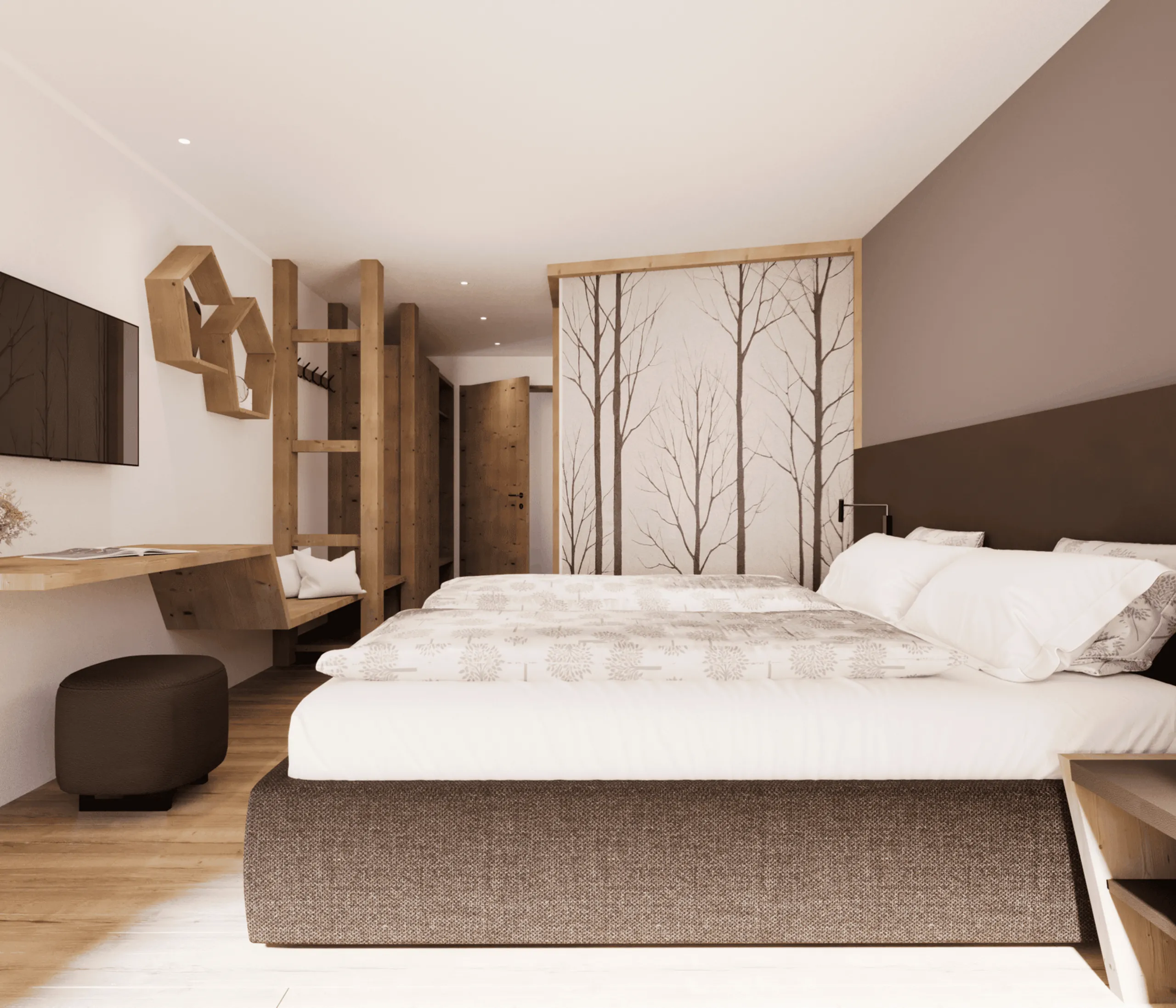 Moderne Hotelzimmer mit Bett, Holzregalen, Wanddekoration mit Bäumen und einem Flachbildfernseher in Alta Badia, Dolomiten.