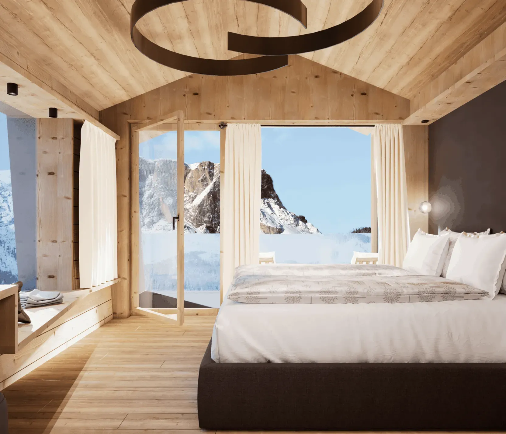 Holz-Suite mit natürlichem Licht durch die Fenster, Sofa am Fenster und Terrasse mit Blick auf das Gardenaccia-Massiv.